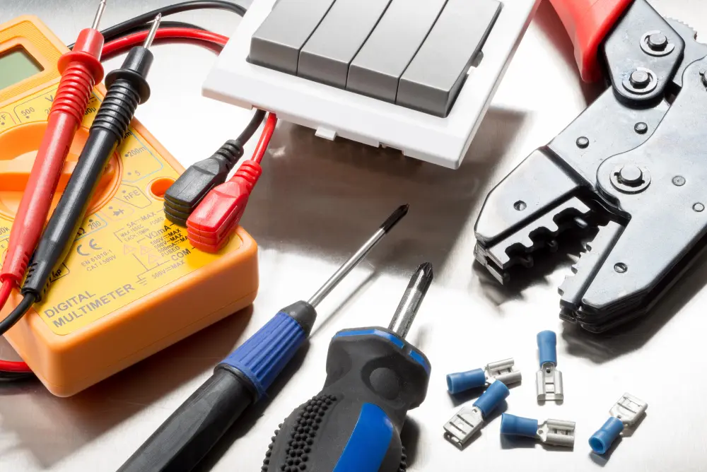 Outillage d’électricien — multimètre, pince à sertir, tournevis et cosses